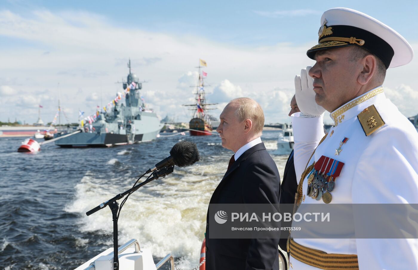 Президент Владимир Путин принял участие в Главном военно-морском параде