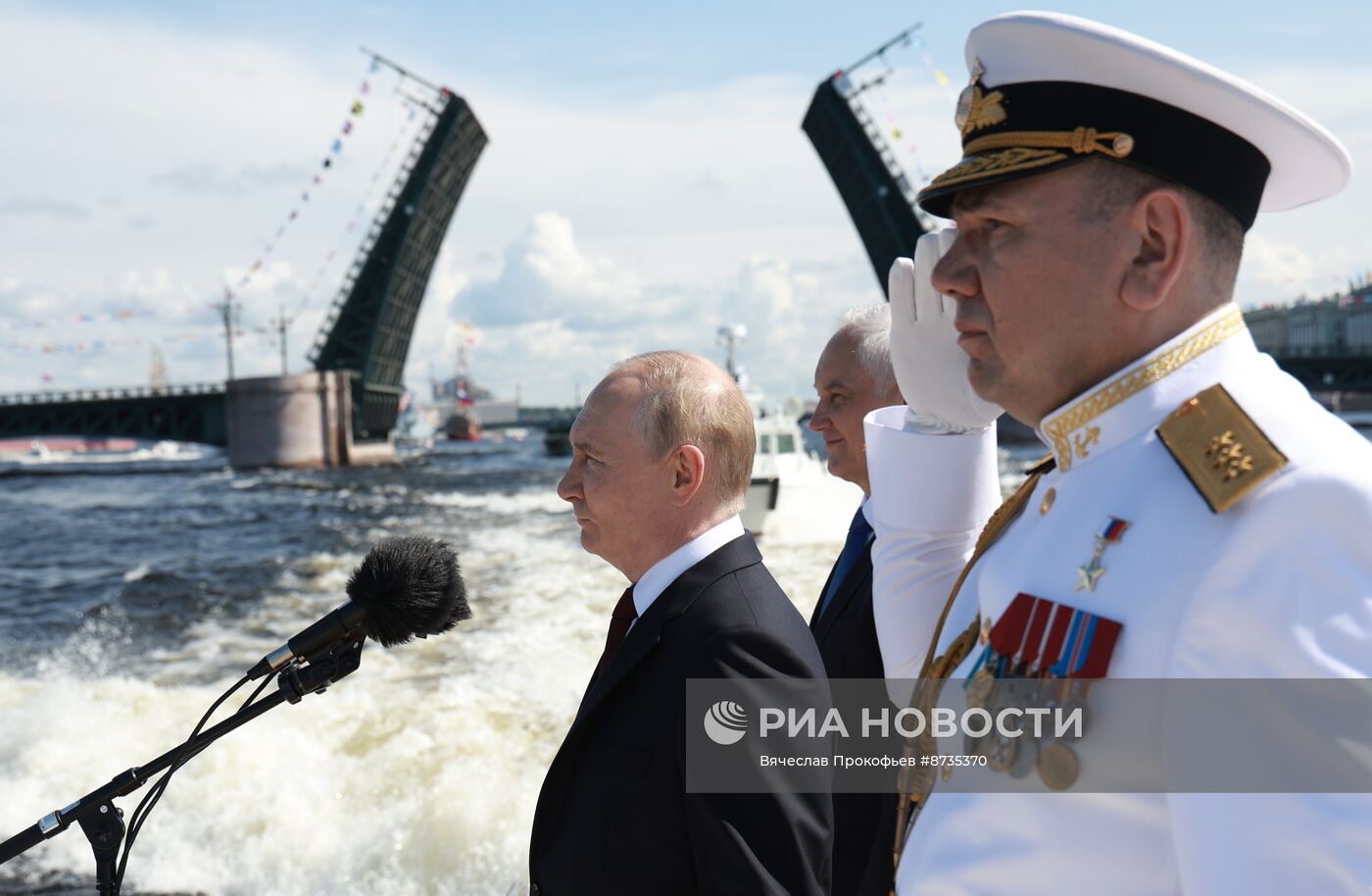 Президент Владимир Путин принял участие в Главном военно-морском параде