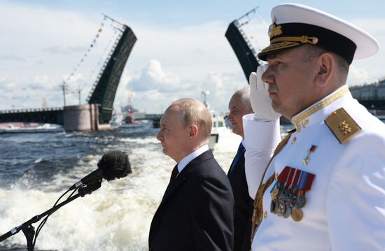 Президент Владимир Путин принял участие в Главном военно-морском параде