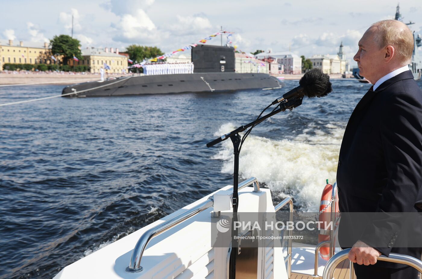 Президент Владимир Путин принял участие в Главном военно-морском параде