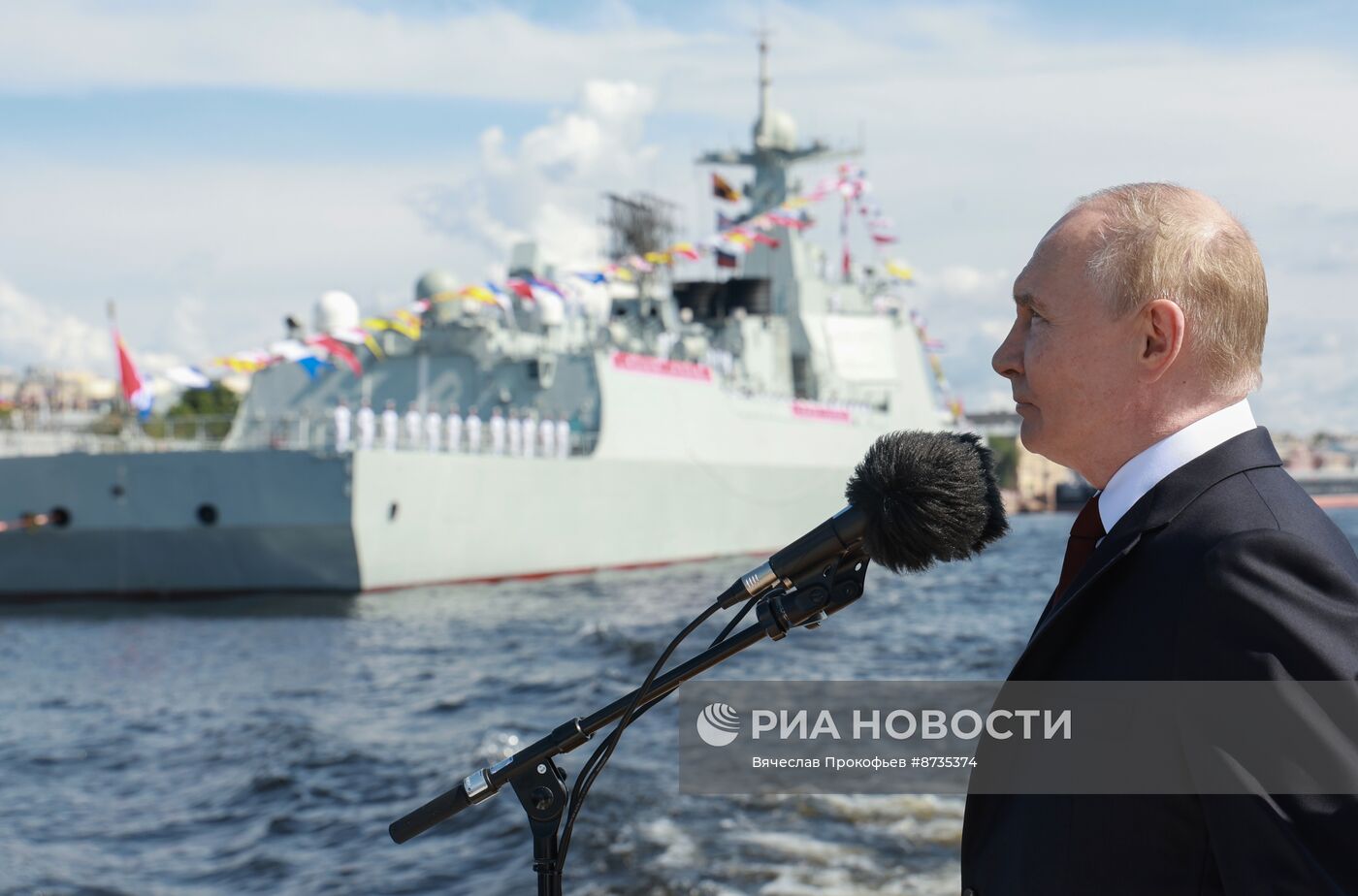 Президент Владимир Путин принял участие в Главном военно-морском параде