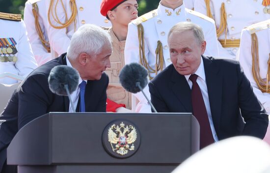 Президент Владимир Путин принял участие в Главном военно-морском параде