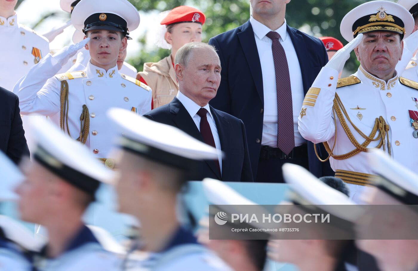 Президент Владимир Путин принял участие в Главном военно-морском параде