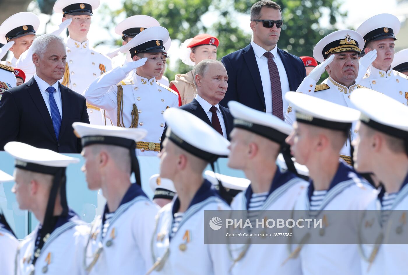 Президент Владимир Путин принял участие в Главном военно-морском параде