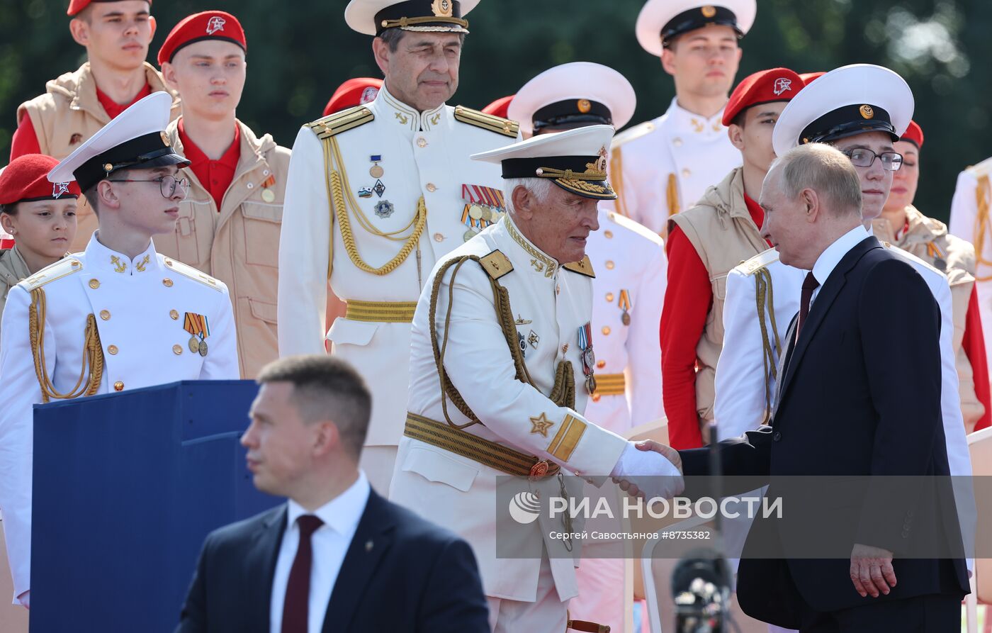 Президент Владимир Путин принял участие в Главном военно-морском параде