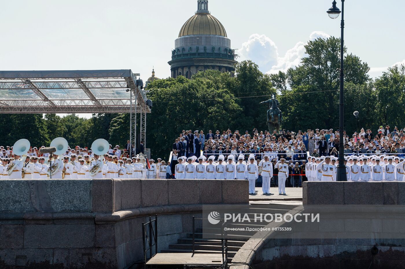 Президент Владимир Путин принял участие в Главном военно-морском параде