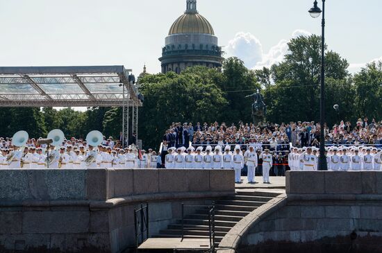 Президент Владимир Путин принял участие в Главном военно-морском параде