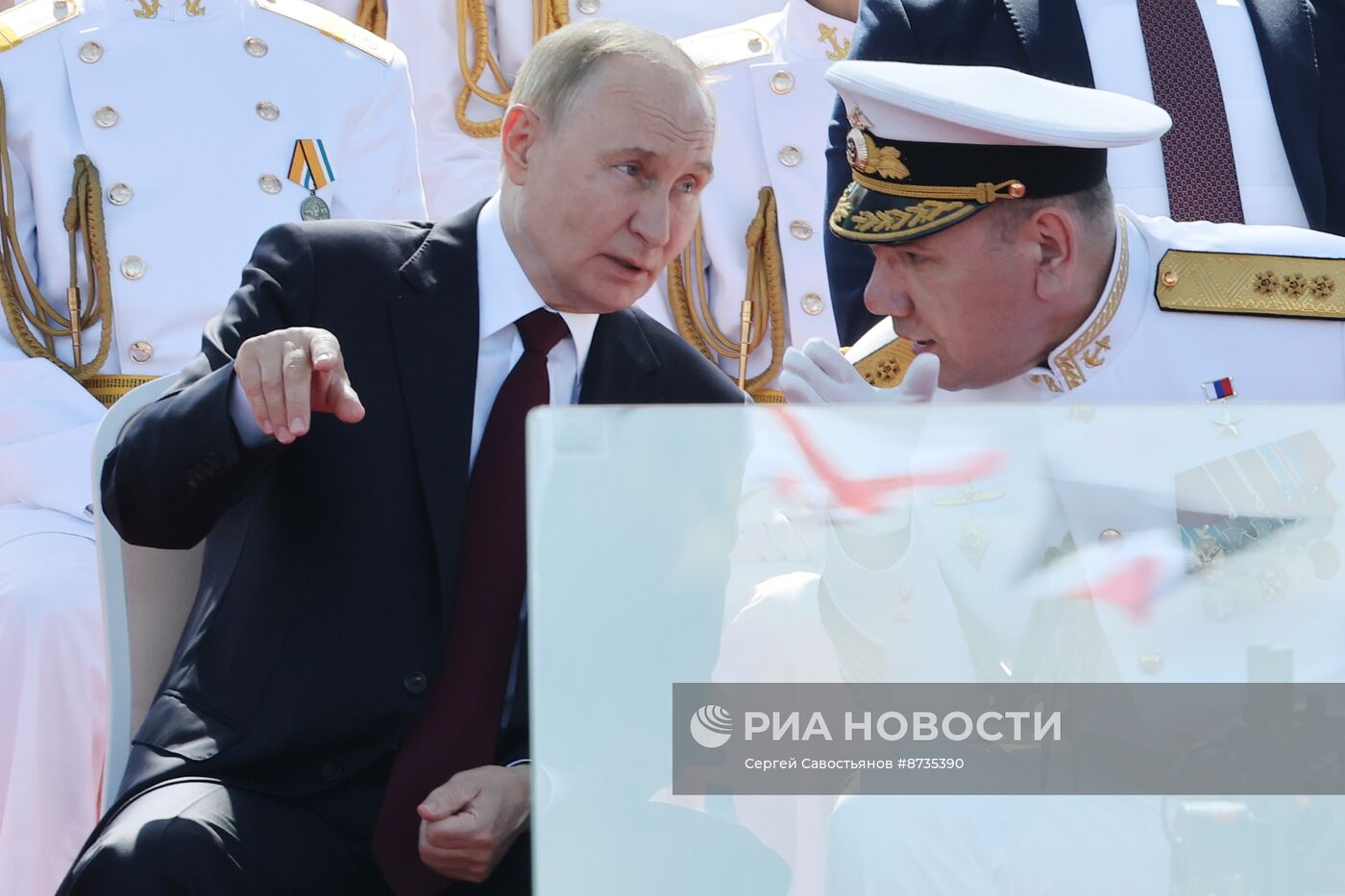 Президент Владимир Путин принял участие в Главном военно-морском параде