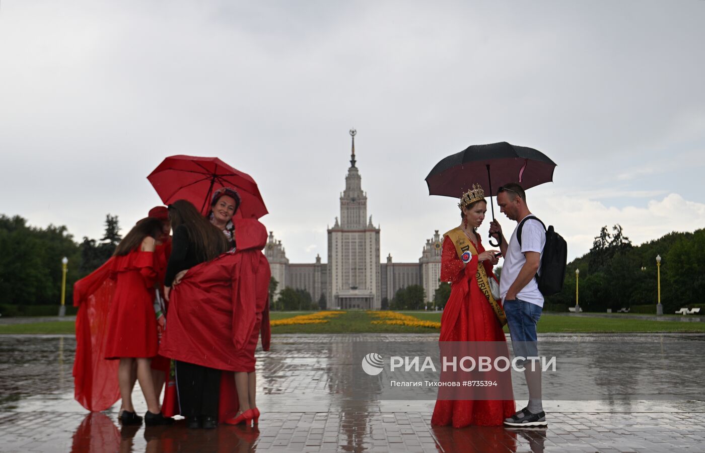 Акция "Проект в красных платьях" в Москве