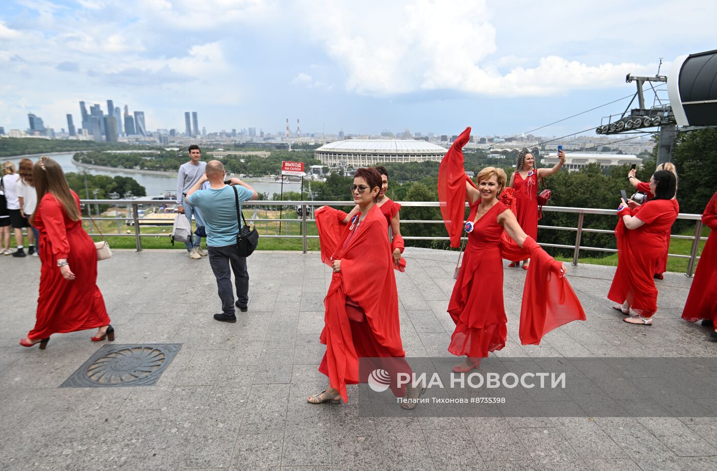 Акция "Проект в красных платьях" в Москве