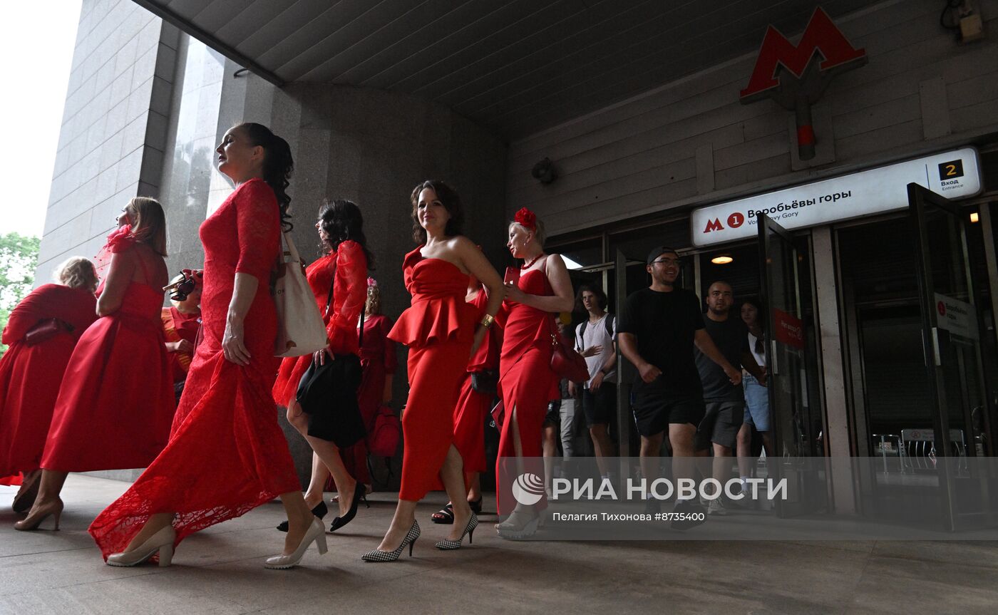 Акция "Проект в красных платьях" в Москве