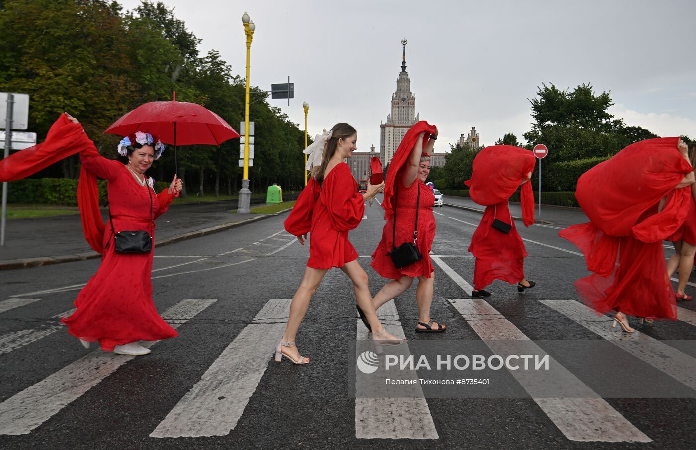 Акция "Проект в красных платьях" в Москве