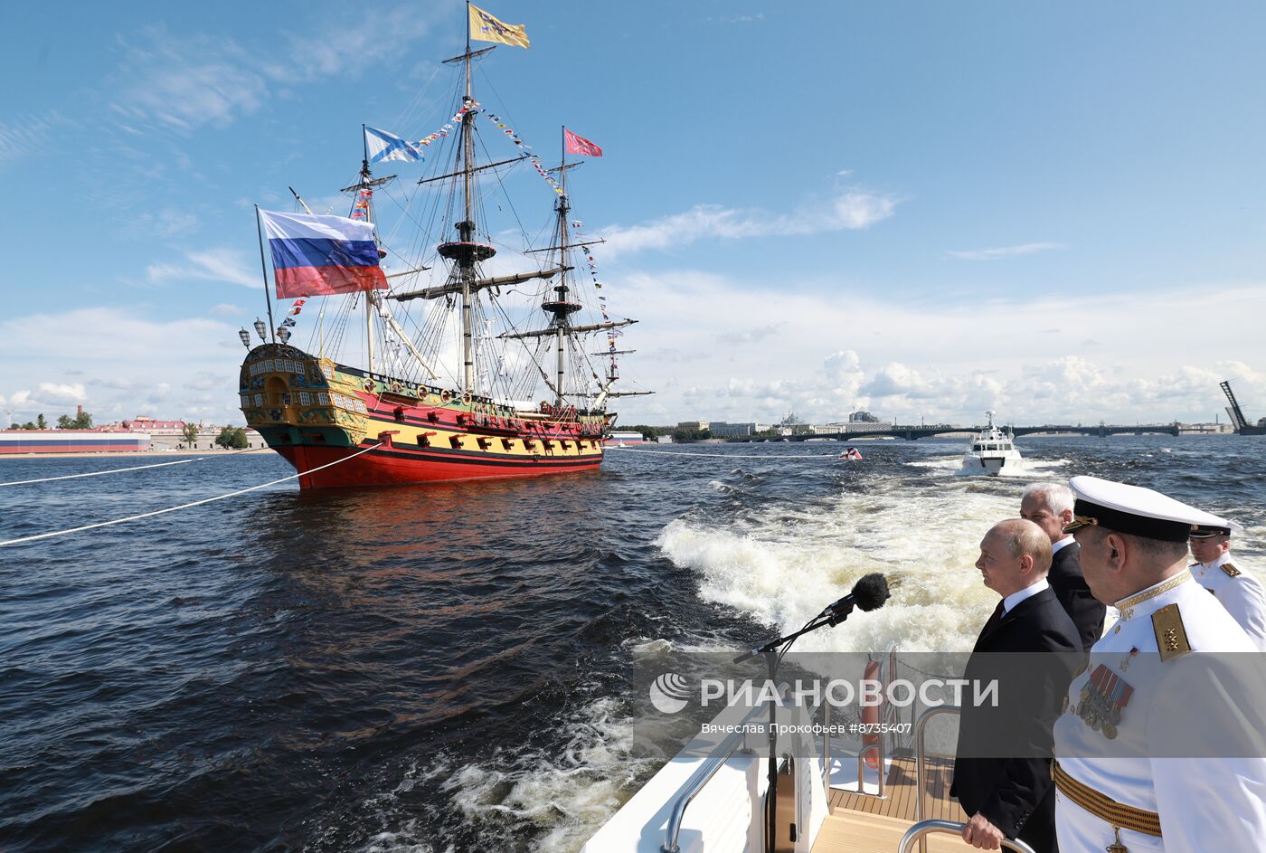 Президент Владимир Путин принял участие в Главном военно-морском параде