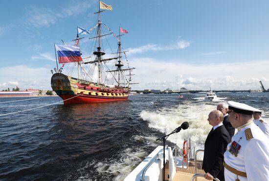 Президент Владимир Путин принял участие в Главном военно-морском параде