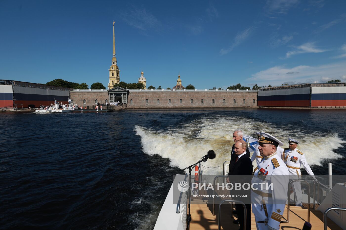 Президент Владимир Путин принял участие в Главном военно-морском параде