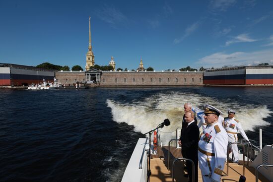 Президент Владимир Путин принял участие в Главном военно-морском параде