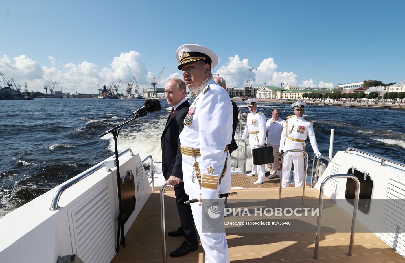 Президент Владимир Путин принял участие в Главном военно-морском параде