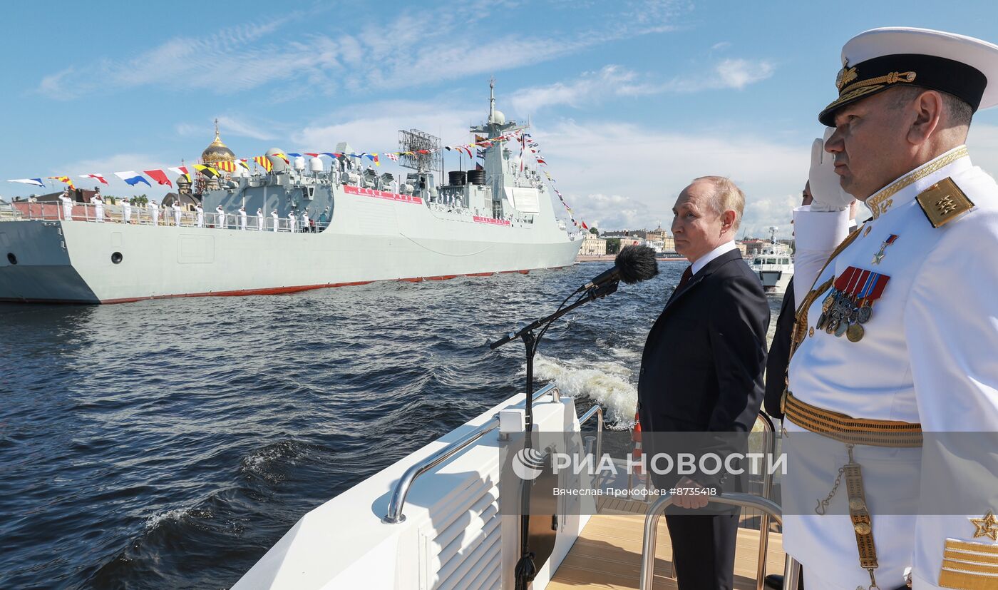 Президент Владимир Путин принял участие в Главном военно-морском параде