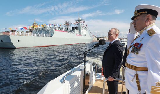 Президент Владимир Путин принял участие в Главном военно-морском параде