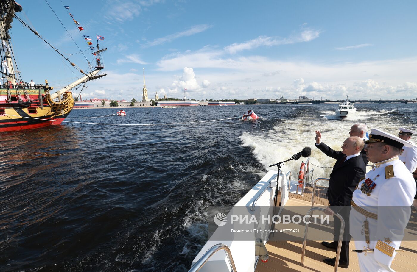 Президент Владимир Путин принял участие в Главном военно-морском параде