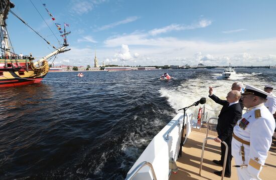 Президент Владимир Путин принял участие в Главном военно-морском параде