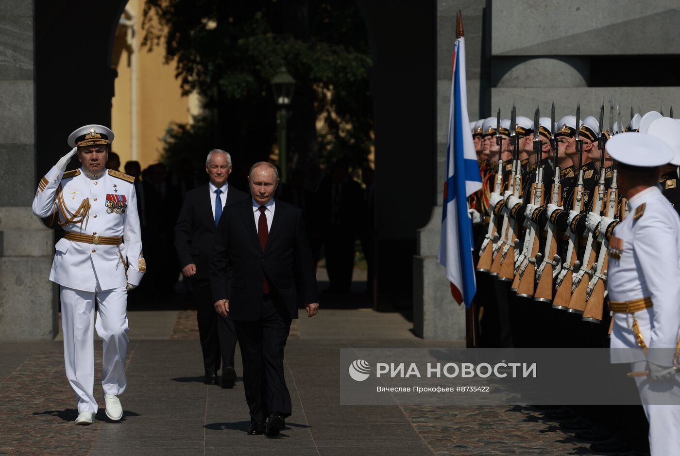 Президент Владимир Путин принял участие в Главном военно-морском параде