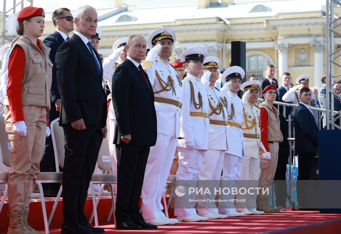 Президент Владимир Путин принял участие в Главном военно-морском параде