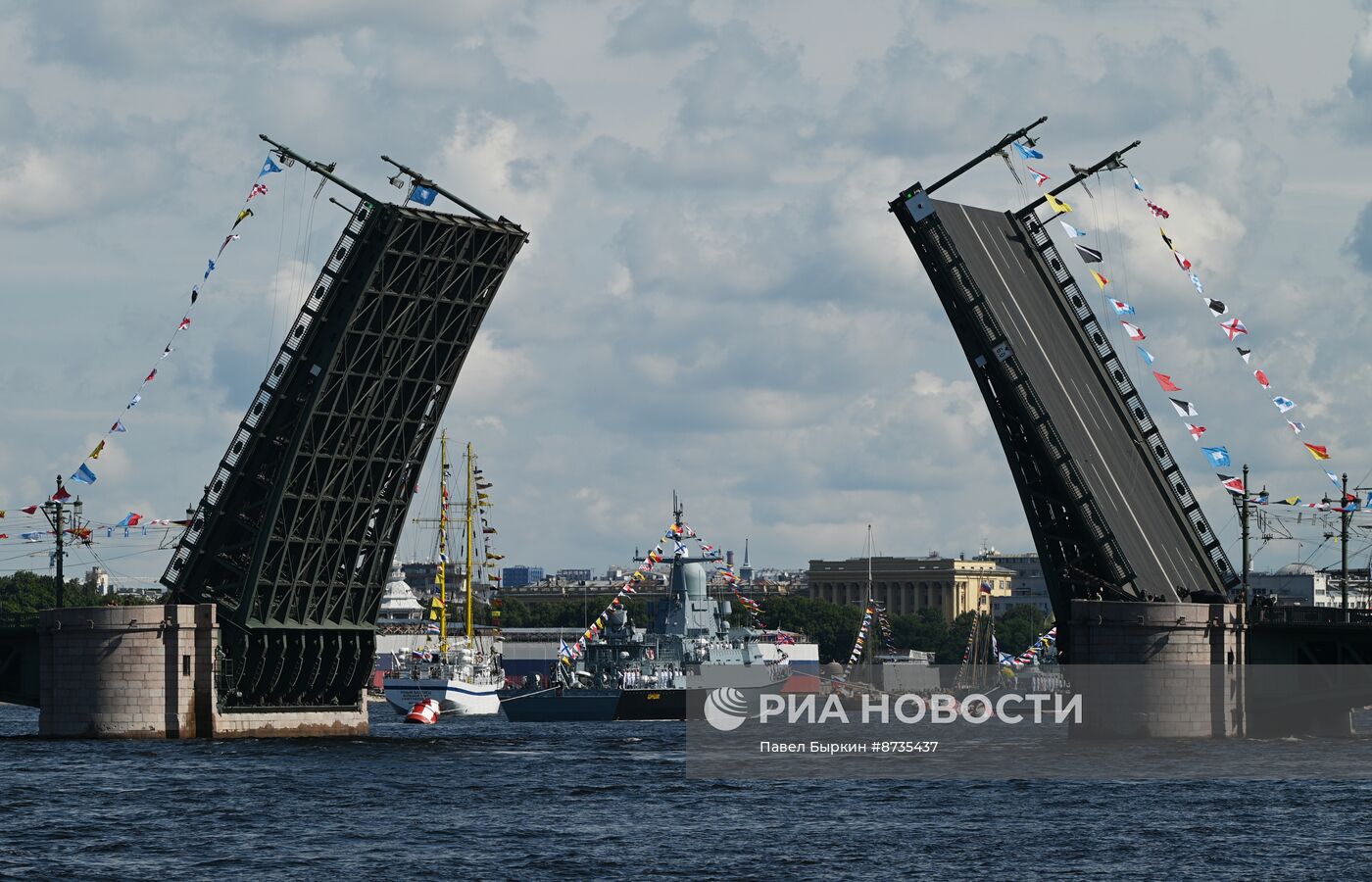 Празднование Дня ВМФ в Санкт-Петербурге