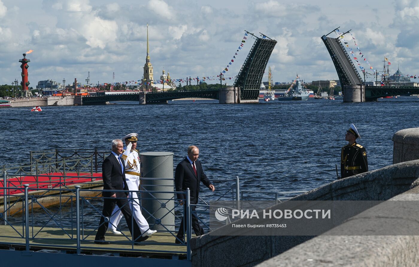 Президент Владимир Путин принял участие в Главном военно-морском параде