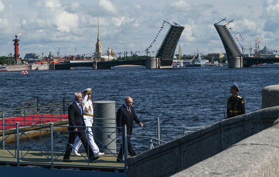 Президент Владимир Путин принял участие в Главном военно-морском параде