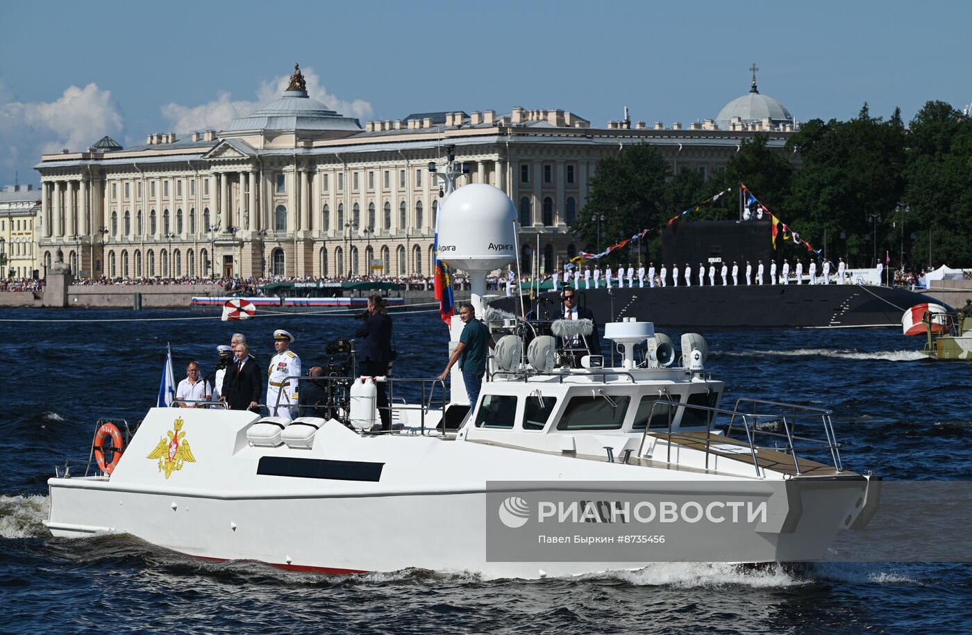 Президент Владимир Путин принял участие в Главном военно-морском параде