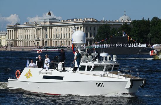 Президент Владимир Путин принял участие в Главном военно-морском параде