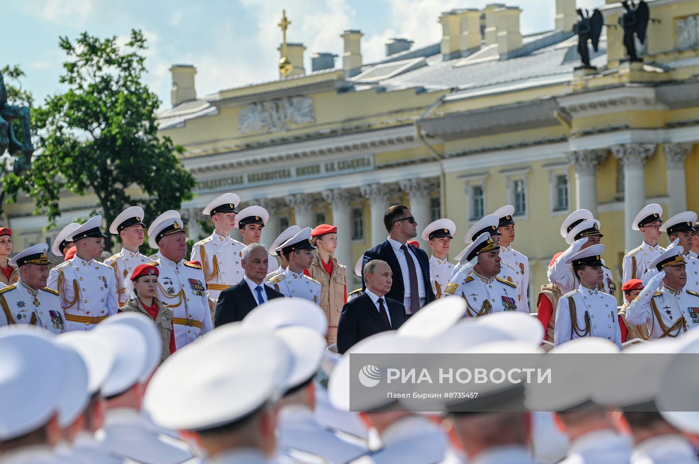 Президент Владимир Путин принял участие в Главном военно-морском параде