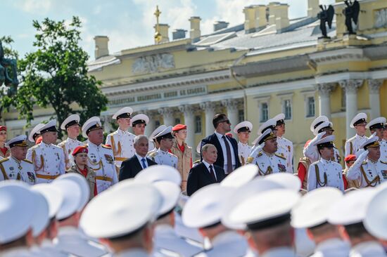 Президент Владимир Путин принял участие в Главном военно-морском параде