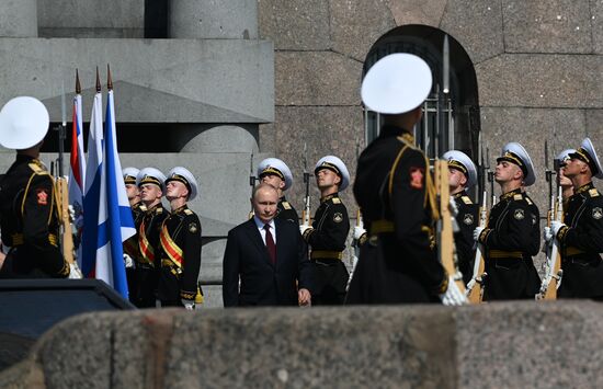 Президент Владимир Путин принял участие в Главном военно-морском параде