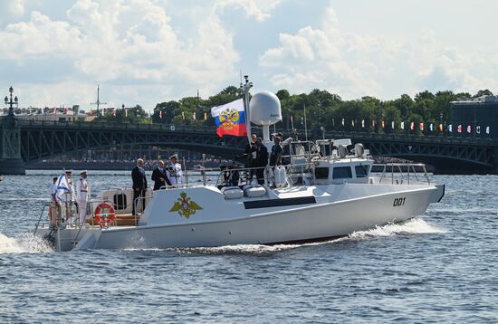 Президент Владимир Путин принял участие в Главном военно-морском параде