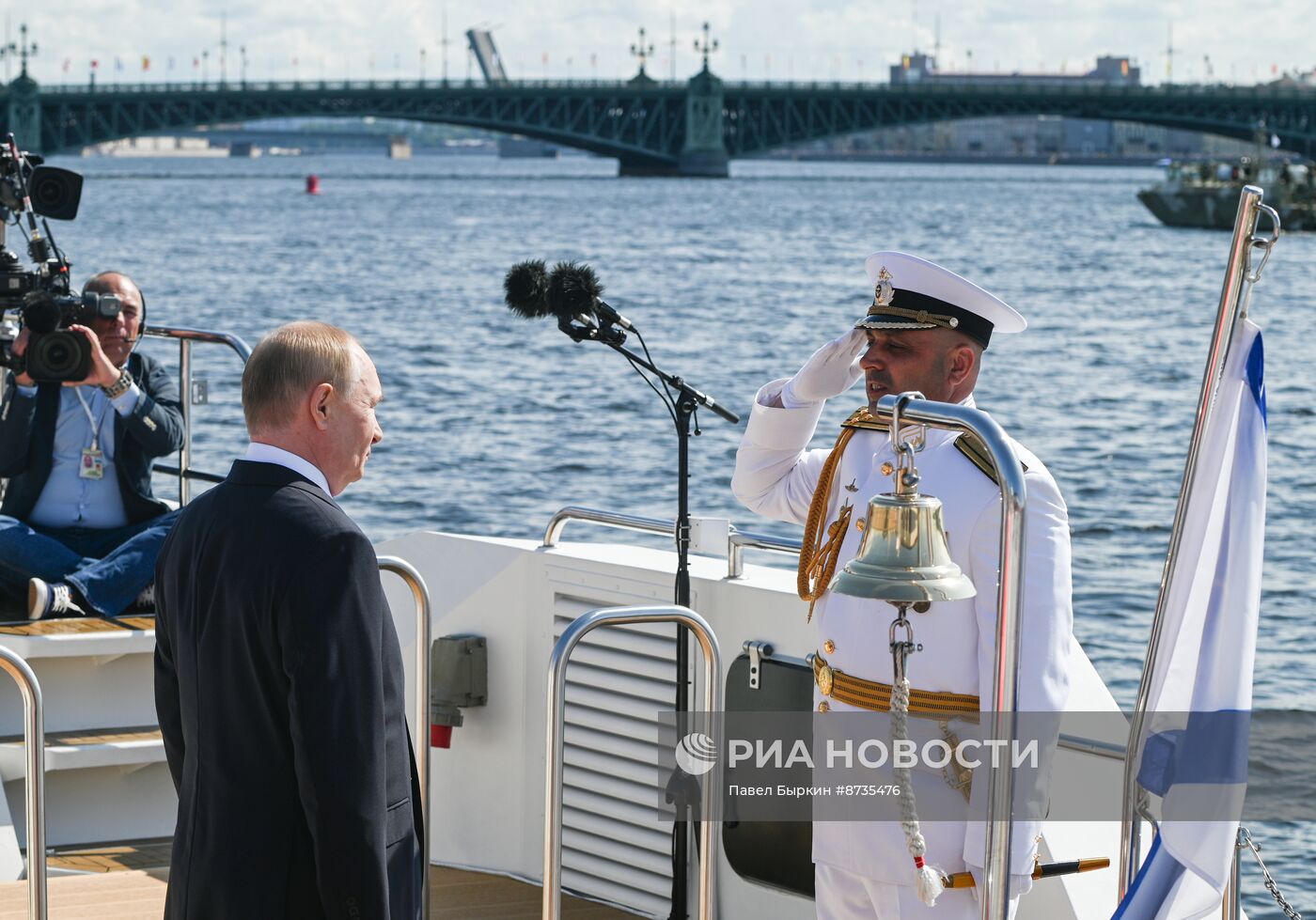 Президент Владимир Путин принял участие в Главном военно-морском параде