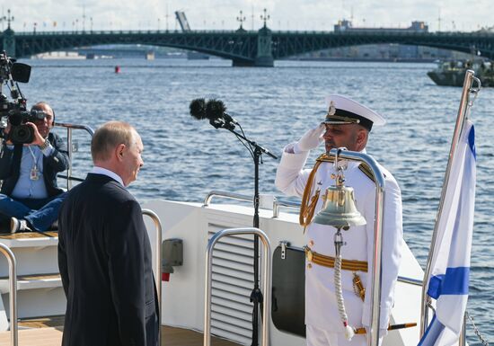 Президент Владимир Путин принял участие в Главном военно-морском параде