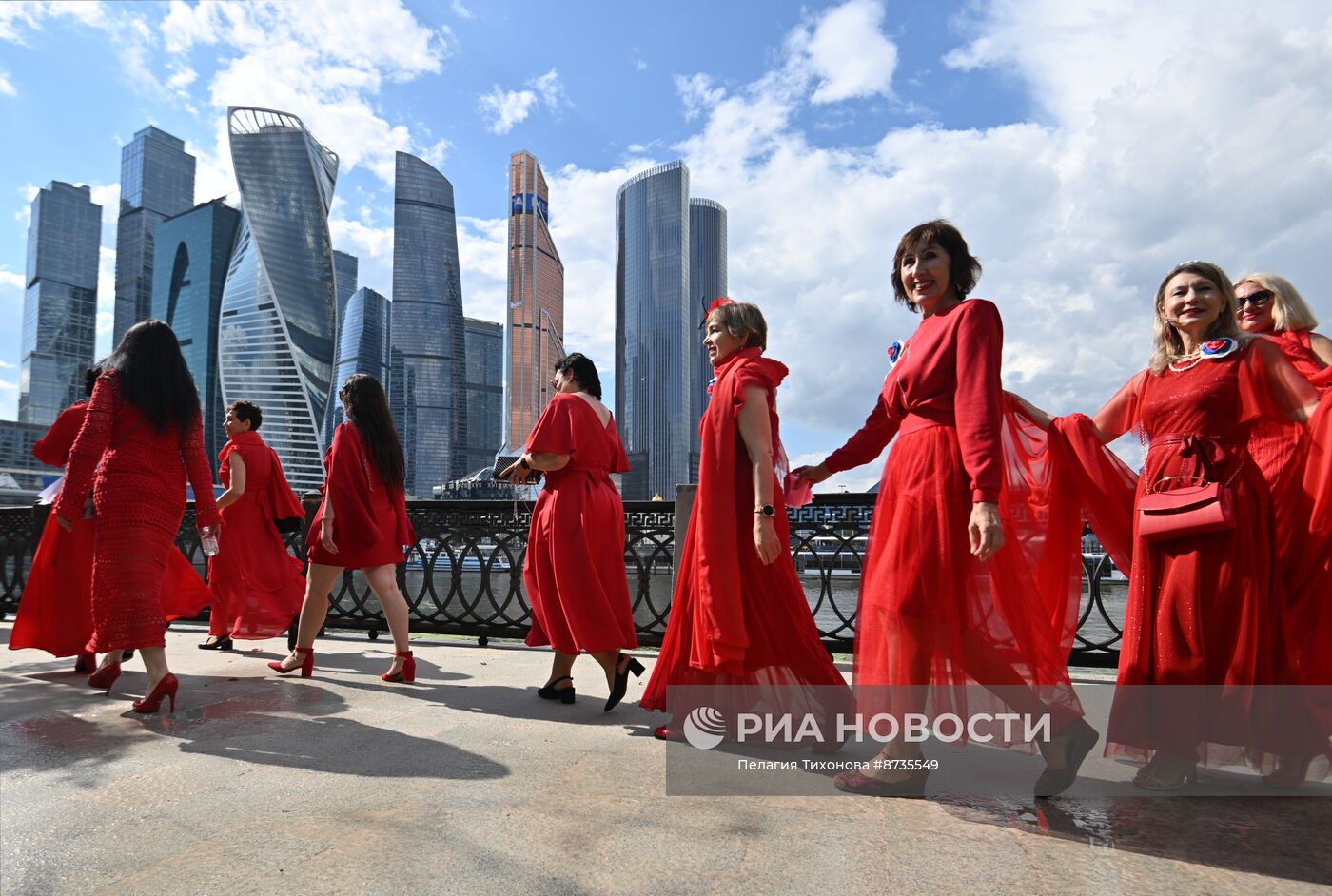 Акция "Проект в красных платьях" в Москве