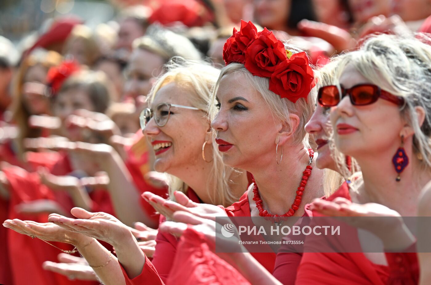 Акция "Проект в красных платьях" в Москве