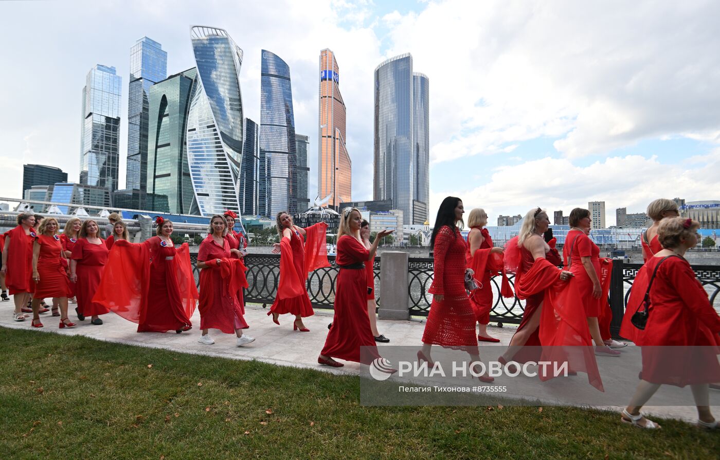 Акция "Проект в красных платьях" в Москве