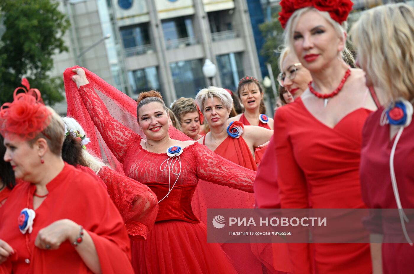 Акция "Проект в красных платьях" в Москве