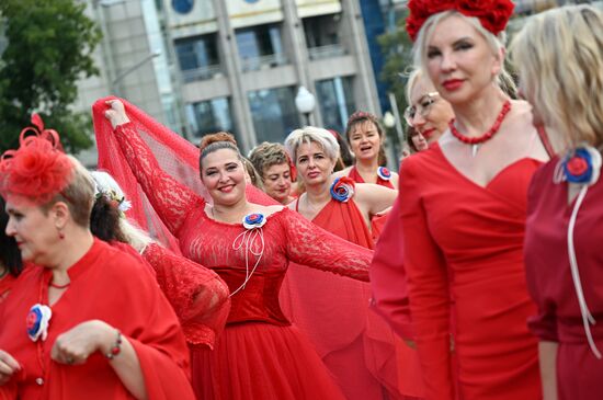 Акция "Проект в красных платьях" в Москве