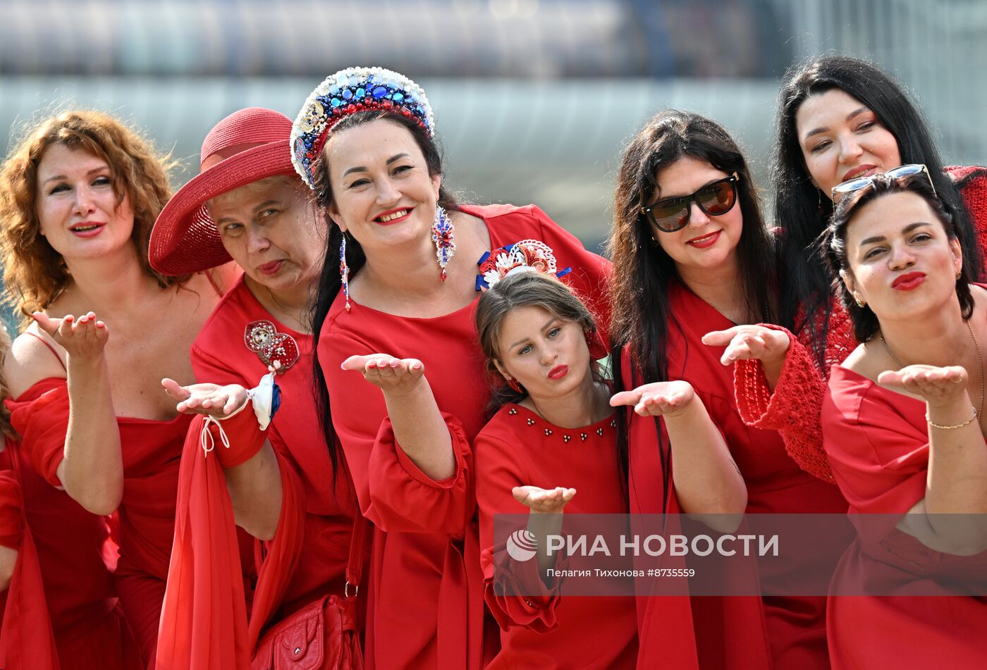 Акция "Проект в красных платьях" в Москве