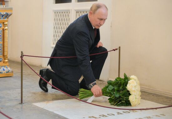 Президент Владимир Путин посетил Александро-Невскую лавру