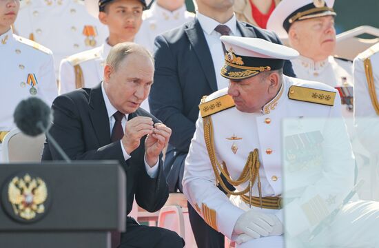 Президент Владимир Путин принял участие в Главном военно-морском параде