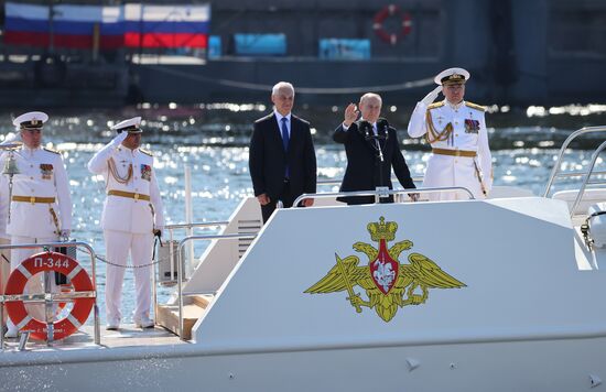 Президент Владимир Путин принял участие в Главном военно-морском параде