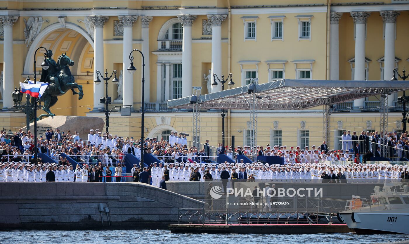 Президент Владимир Путин принял участие в Главном военно-морском параде