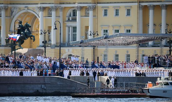 Президент Владимир Путин принял участие в Главном военно-морском параде