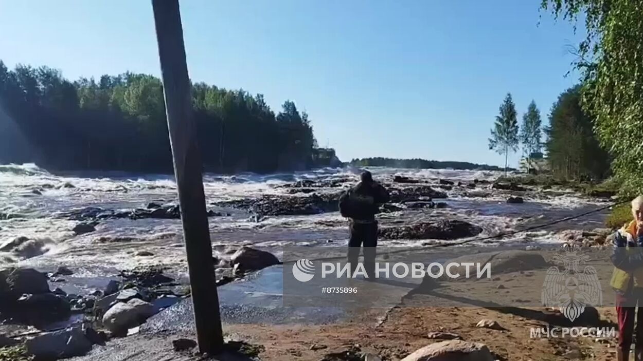 В Карелии на Беломорско-Балтийском канале прорвало дамбу 